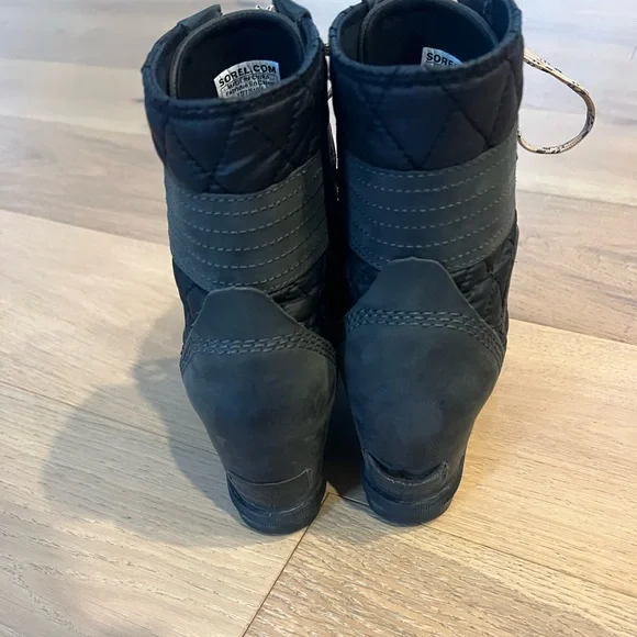 Like new Sorel Joan of Arctic. Army green with black quilted feature. - Picture 4 of 4